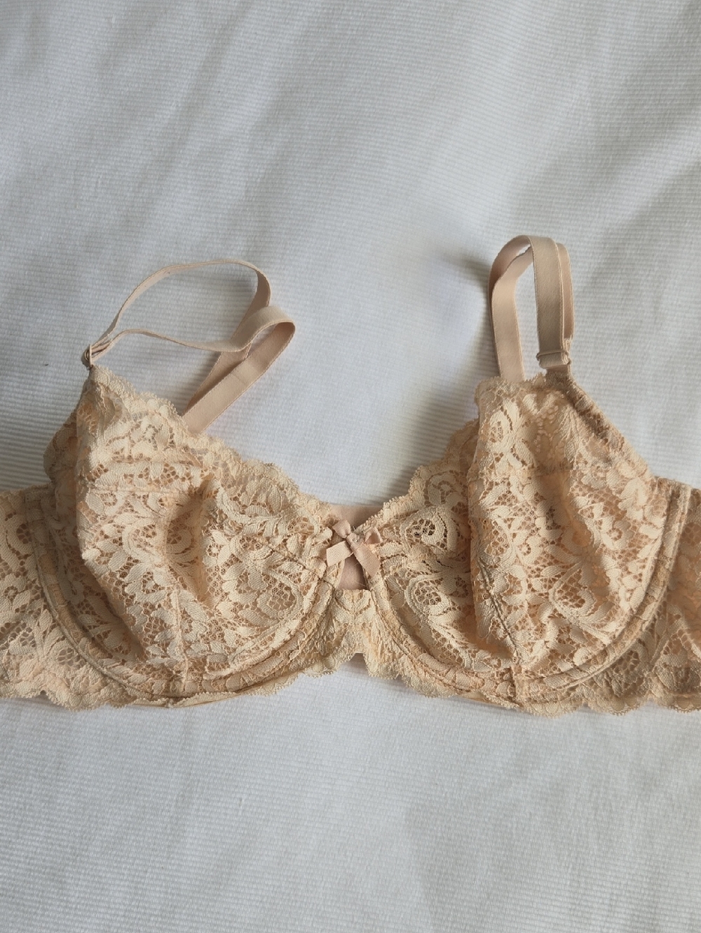 Victoria's Secret Lace Underwire Bra in Peach